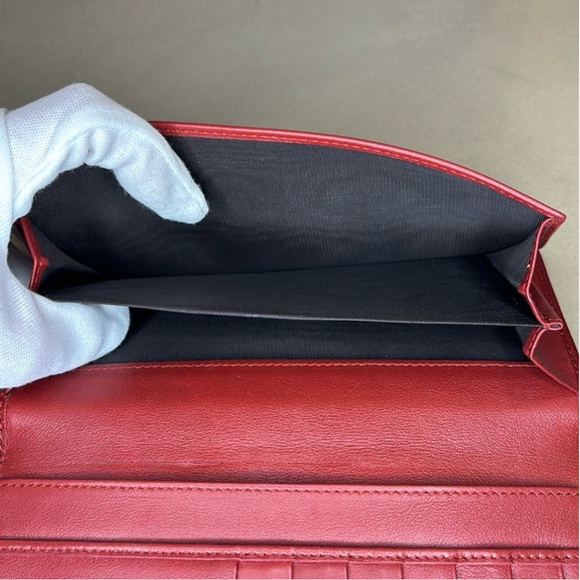 GUCCI | Micro GG Heart Patent Leather Continental Wallet in Red - Picture 9 of 10